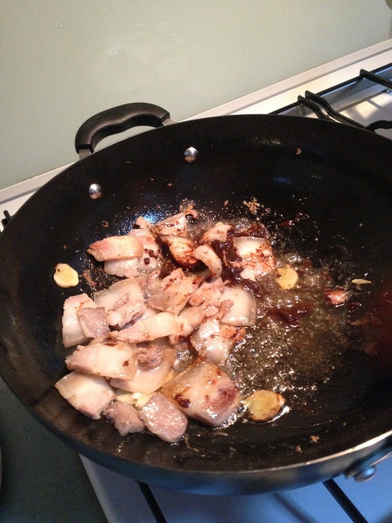 猪肉酸菜炖粉条,放油微热，放入五花肉，东北二元酱，料酒翻炒
