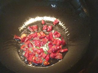 酸辣白菜粉,然后放入掰碎的干辣椒，转中火炒出香味，辣椒呈酒红色