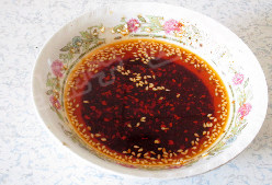 担担面,锅中注入有烧至6成热，将热油浇在辣椒碗中，搅拌均匀即成油辣子
