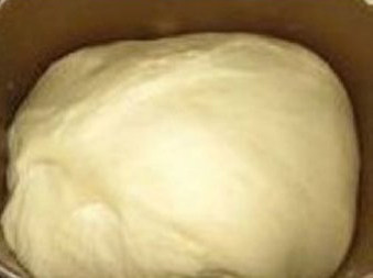 黄桃香酥面包块,所有材料用面包机揉成好的面团,揉好面团后，放机里室温发1小时，发至2.5-3倍大。