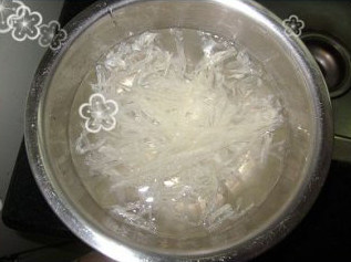 微波杏仁豆腐,取一干净大碗，把琼脂放在冷水中浸泡至软