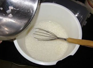 微波杏仁豆腐,取一大碗把杏仁露、牛奶、糖混合，放入微波炉叮6分钟至微沸，取出放入琼脂，搅拌至琼脂完全融化。