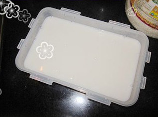 微波杏仁豆腐,将奶液倒在一个方形容器里，等冷却后放入冰箱