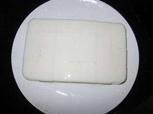 微波杏仁豆腐,一小时后，倒扣，切成小方块