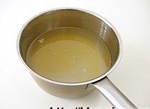 红糖小米粥,黄小米淘洗干净，放入汤锅内用清水浸泡30分钟。
