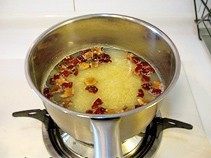 红糖小米粥,待小米粒开花时放入红枣碎，搅拌均匀后继续熬煮，待红枣软烂后放入红糖，花生碎拌匀，再熬煮几分钟就可以了