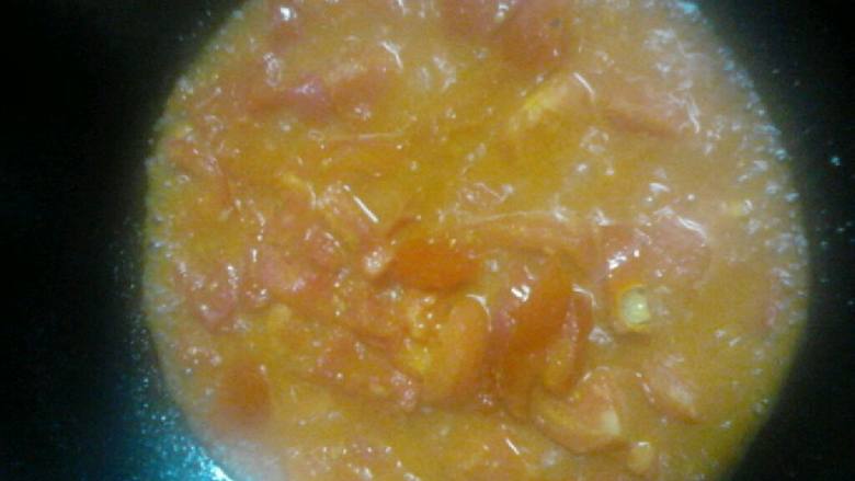 西红柿鸡蛋盖浇饭,锅内放油，油热放西红柿翻炒志七成熟，