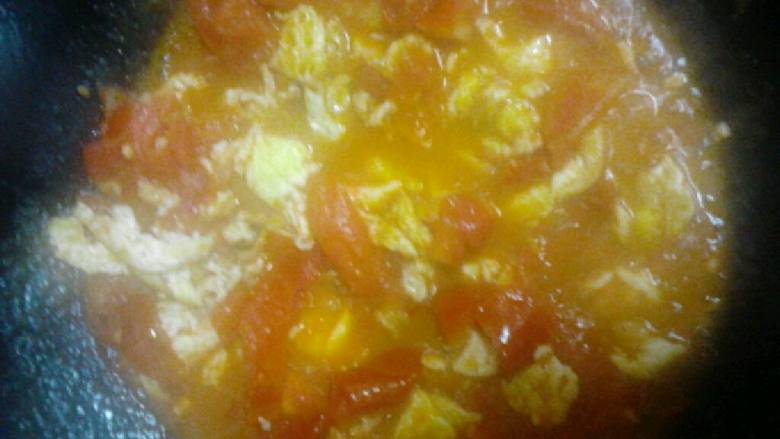 西红柿鸡蛋盖浇饭,然后把鸡蛋放进去，继续翻炒至九成熟，
