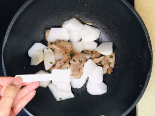 白萝卜炖猪肉,撒入盐调味