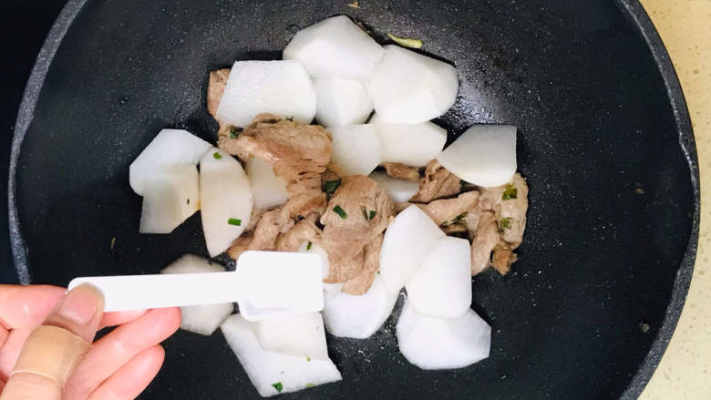 白萝卜炖猪肉,撒入盐调味