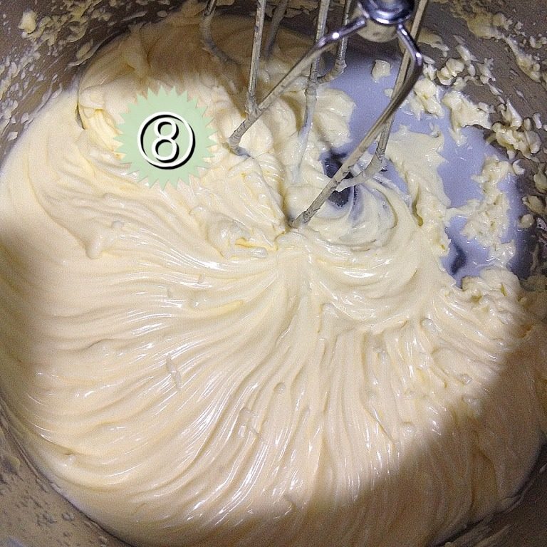 电饭锅版•巧克力蛋糕,自制奶油：将软化的黄油打发膨胀变浅色+糖再打+牛奶打发至两倍大，完成自制＂奶油＂；牛奶和糖分三次加入