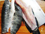 生抽鱼片,把黑鱼放在案板上，用利刀从背部将鱼肉与鱼骨架分离