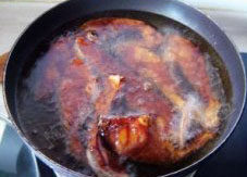 苏式熏鱼,锅中放略多的油，加热至8成后放入鱼块炸，用中小火，炸透后捞出