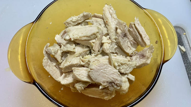 鸡胸肉蔬菜沙拉,鸡胸肉捞出，不烫水切块或者撕成条。腌制后的鸡胸肉煮出来一点不柴