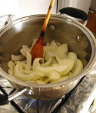 椰香咖喱炖牛腱,锅内放油，煸香洋葱