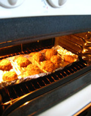 无敌牛肉汉堡 ,搓成大肉圆，放入预热175C的烤箱