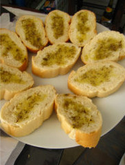 橄榄油芝士面包酥 ,涂到面包的一面