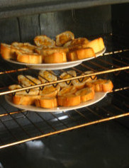 橄榄油芝士面包酥 ,烤箱预热200C，烤约10min到芝士融化即可