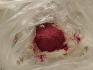 双色山药糕,揉匀的山药泥分成150克和300克两份，在300克山药泥中加入紫薯粉。