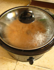 银耳莲子什锦粥,加入清水,用慢炖锅低火炖过夜