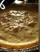 加州核桃夹心重乳酪蛋糕 ,取3／4奶酪糊，与核桃混合，填入饼托