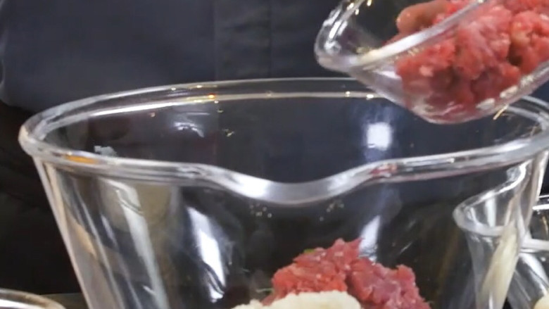 意大利创新菜｜油炸米团子 Arancino,意大利腌肉,风干番茄,小干葱切碎拌入糯米饭中