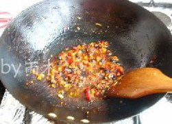 韭菜苔肉末,放入菜苔和肉以外的所有原料，炒出香味。