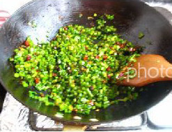 韭菜苔肉末,放入菜苔，翻炒均匀，时间不要太久