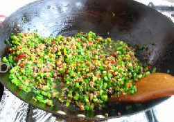 韭菜苔肉末,放入肉馅，加点盐调味，翻炒至熟即可。
