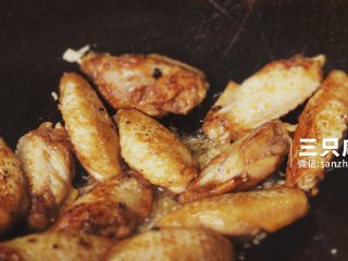 桂花红糖鸡翅丨三只咸鱼,将之前煎过的鸡中翅倒入锅中翻炒一会儿