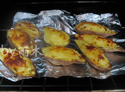 奶酪焗红薯,烤箱中上层，200度，烤至变色，约12分钟左右