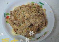 粉蒸肉,腌好的肉表面均匀的沾上米粉，叠放在地瓜上面。