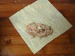 脆皮肉卷,豆皮切成10厘米见方的正方形，放入馅料。