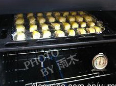 榴莲酥,表面刷上鸡蛋黄，摆盘烤箱预热200度，烤了15分钟左右，表面金黄，能看到酥层即可。