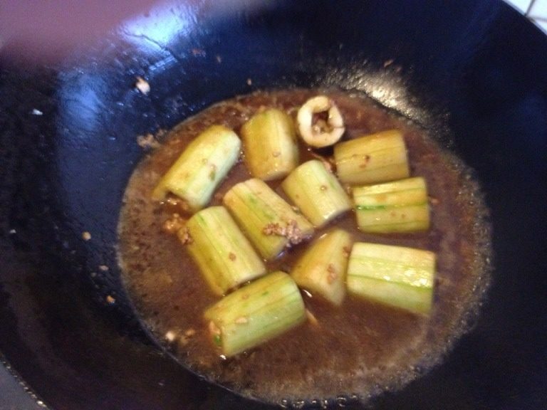 黄瓜揣肉,煮开后开小火，再煮大约10分钟后开盖收汁
