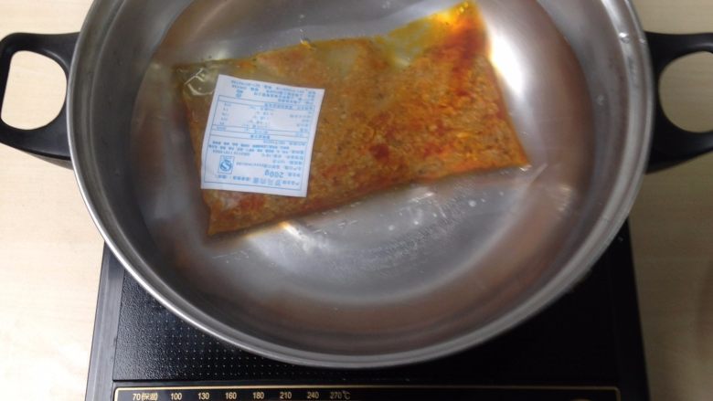 意大利肉酱炒管面,开水中放入料包带包装水煮加热10分钟