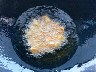 醋肉,锅烧热油达到7-8成热后，转小火加入土豆慢炸，炸个2-3分钟
