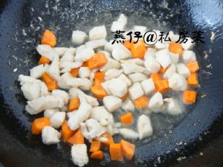 酱爆鸡丁,如图热锅，倒油把蒜瓣爆香，把鸡丁和胡萝卜下锅快速翻炒。