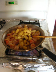 清甜玉米笋虾球,撒入滗干水的玉米笋，翻炒均匀即可。
