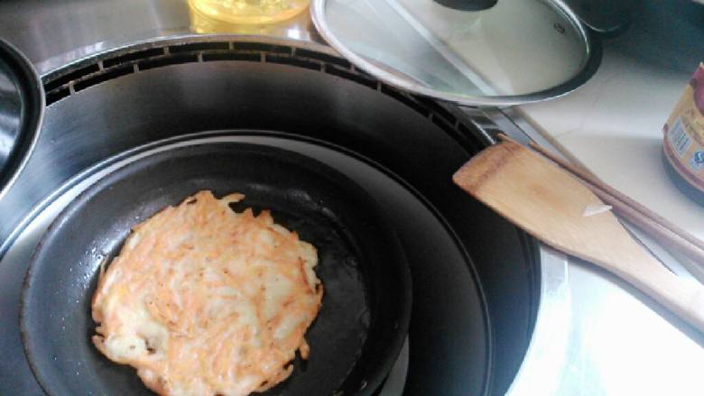 胡萝卜鸡蛋煎饼,起油锅，小火，将搅拌好的料均匀摊锅里，煎金黄色，再翻面。