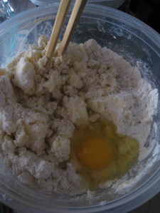 樱桃派,黄油室温融化，加盐，糖搅匀,加入面粉,鸡蛋