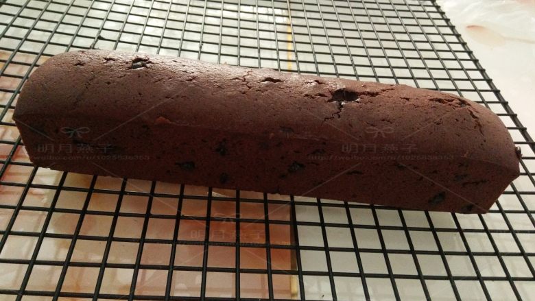 巧克力磅蛋糕, 出炉脱模晾凉。