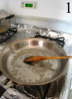 萝卜烧小排,锅内放油和25g糖，小火炒糖色