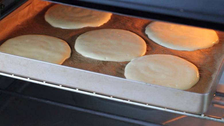 草莓抱抱卷,烤箱提前上下火190度预热，将烤盘放入中层烤约8-10分钟，烤至蛋糕片边缘上色即可取出。