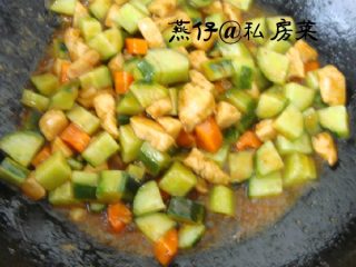 酱爆鸡丁,如图最后再倒入黄瓜，快速翻炒出锅即可。