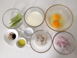 芦笋虾仁蛋饼—口感松软，补充丰富的蛋白质,准备好所有食材