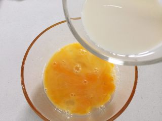 芦笋虾仁蛋饼—口感松软，补充丰富的蛋白质,把牛奶加入鸡蛋中
ps:全部使用鸡蛋不加牛奶也可以，但加了牛奶后能令煎熟的鸡蛋更松软，有迷人奶香。