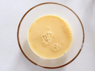 芦笋虾仁蛋饼—口感松软，补充丰富的蛋白质,搅拌均匀，此时蛋液有点呈乳白色