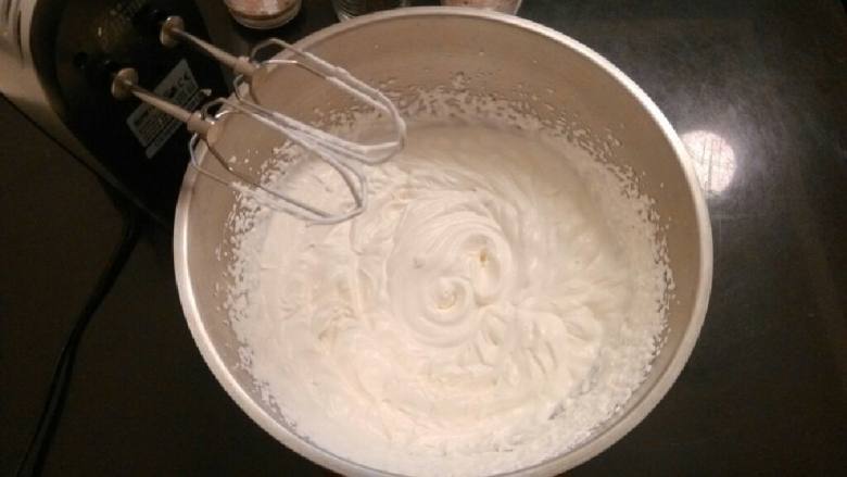 奇异果慕斯蛋糕（免烤）（KT）,淡奶油240克，打发到奶油状。
