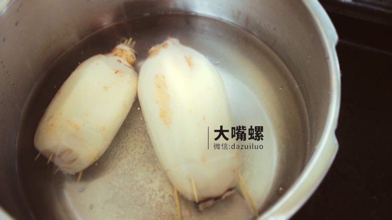 滋补红糖糯米藕丨大嘴螺,放入刚好没过莲藕的水，烧开